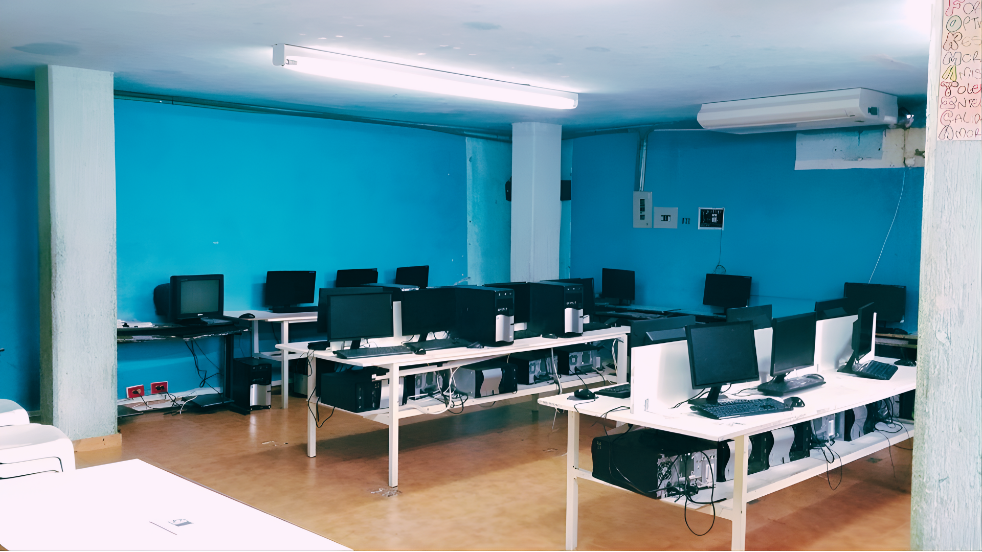 Estudiantes en clase de Asistencia Administrativa