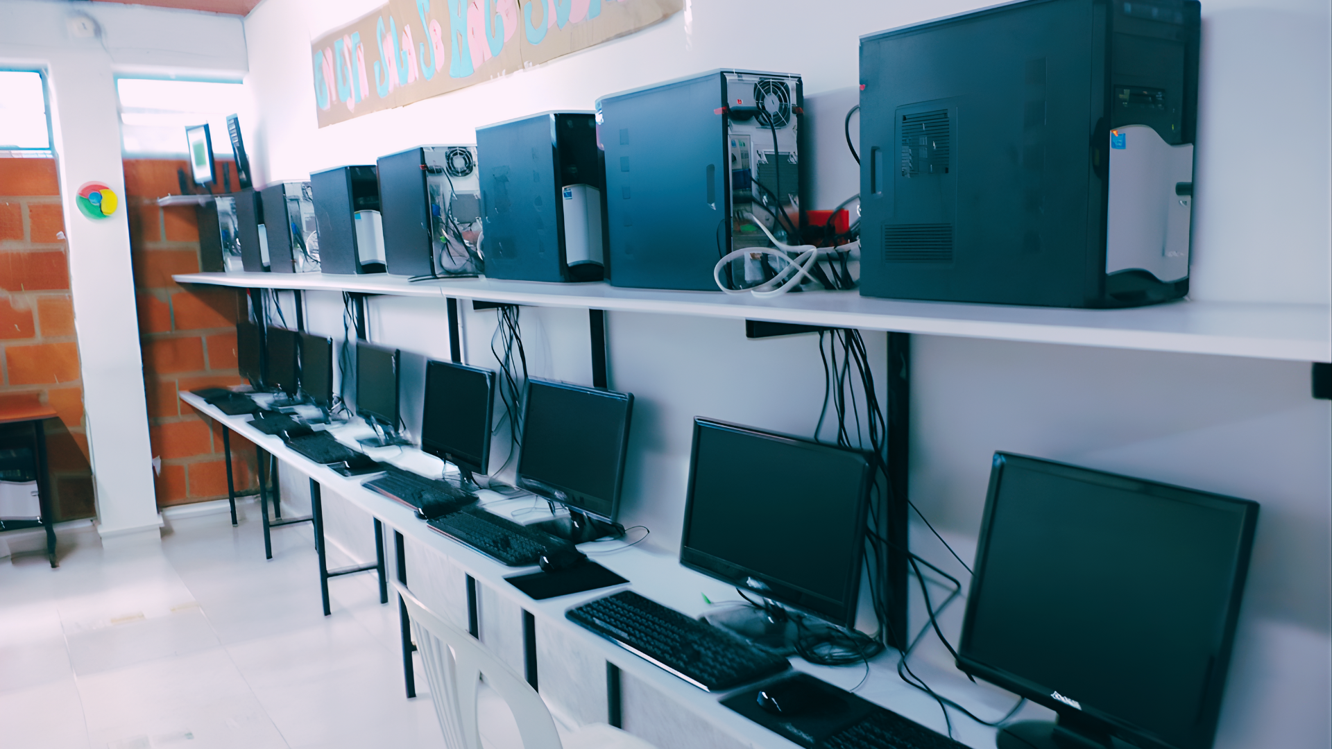 Estudiantes en laboratorio de sistemas